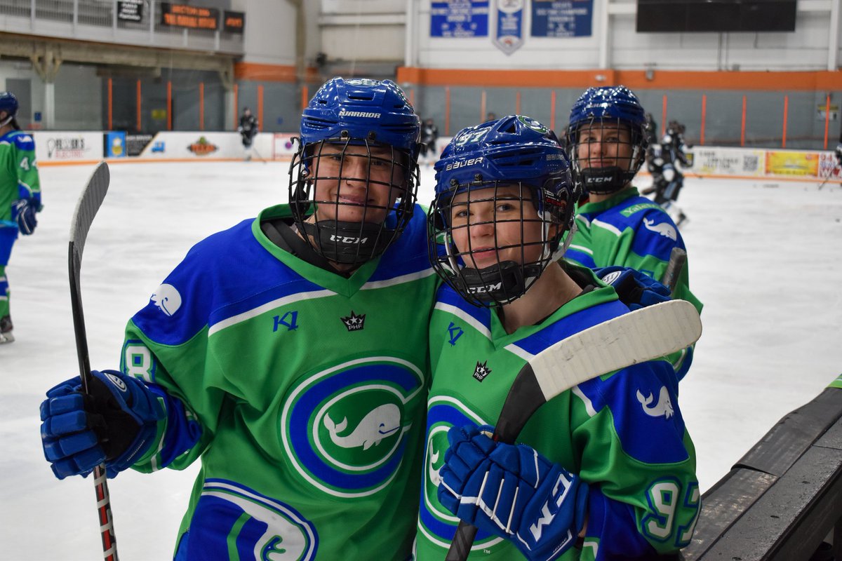 CTWhaleHockey's tweet photo. Figured the Pod wanted a closer look 💁‍♀️ https://t.co/BgFd3qHpSu