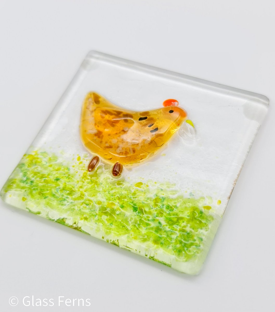 Meet Penny the Lincolnshire Buff hen, looking for her forever home. Can you help her?
crafters.market/shop/glass-fer…

#fusedglass #keepsake #framedart #chicken #pethen #farm #cards #gifts #shopsmalluk #handmade #LincolnshireBuffHen #SBS <a href="/_CMUK/">Crafter's Market UK</a>