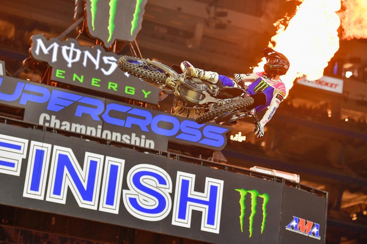 SupercrossLIVE's tweet photo. 3️⃣ in a row for @EliTomac 🔥

#SupercrossLIVE https://t.co/EPPu33rjlS