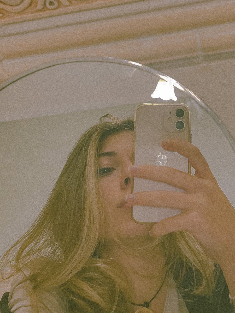 giada9_96's tweet photo. Taking a photo with a round mirror is a must 
.
.
.
#photograohy #girlphoto #selfie #lightroompreset #girl https://t.co/QBOPCips5Y