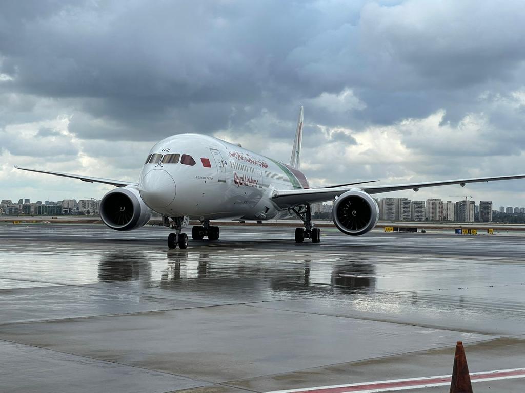 في هذه الاثناء تصل أول طائرة لشركة الخطوط الملكية المغربية إلى مطار بن غوريون بتل ابيب، قادمة من الدار البيضاء وعلى متنها وفد اقتصادي مهم.
🇲🇦🇮🇱