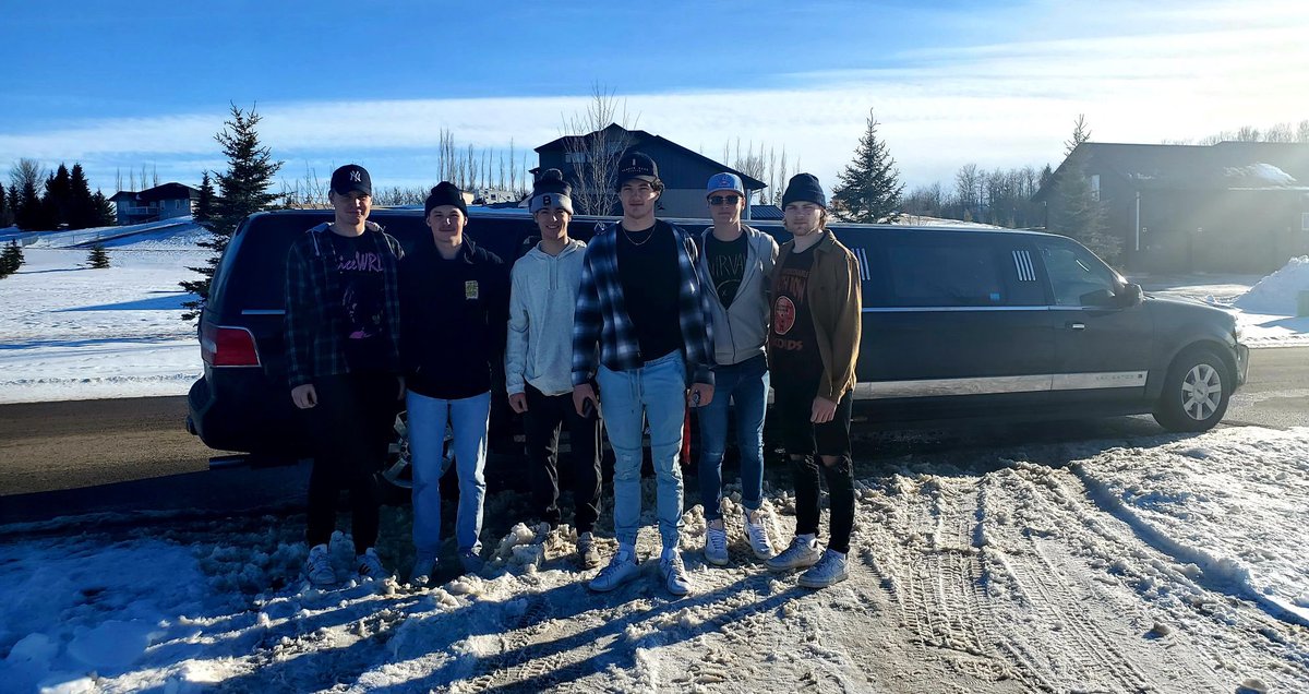 bbulldogs_'s tweet photo. Before heading back to their hometowns these Bulldogs rode in style, limo courtesy of Baron billets to @EdmontonOilers game last night. #sayinggoodbyeishardtodo https://t.co/w3dounnEpf