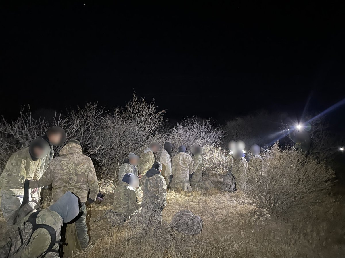 nbpc2509's tweet photo. VAN HORN #BorderPatrolAgents catch 28 aliens:
2 groups 28 illegal aliens stopped early Saturday morning.  Busy night, but Big Bend Agents will persevere. Outstanding job! #BorderPatrol #BPUnion #Police #BorderCrisis #ThinBlueLine #honorfirst #lawenforcement https://t.co/RBzX2TuVy4