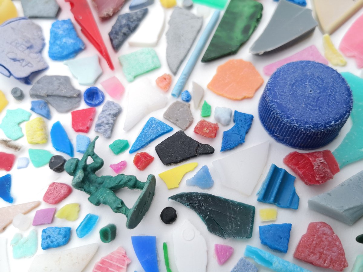BareFoot_IOS's tweet photo. My tribute to #StormFranklin is this beauty containing 214 pieces of #plastic collected following the worst of the storm.  Including a #FlotsamArmy hero &amp; a 1990's #SmartieLid amongst many other things.
👣
No longer just rubbish on the beach... 

#BareFootBeachFind2022 https://t.co/ELXTgPEoXW