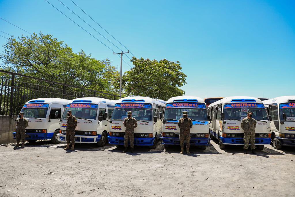 merino_monroy's tweet photo. Conforme lo establece la Constitución y las leyes, los autobuses y microbuses de las rutas 152 y 42 de ACOSTES de RL. serán operados por el Estado para darle servicio de transporte a toda la población.

Motoristas de @FUERZARMADASV cumplirán con esa misión, Sr Pdte. @nayibbukele. https://t.co/g0bxQnCnnc