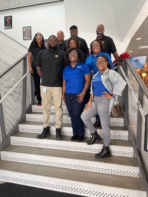 PeoplesGasCHI's tweet photo. Members of our African American Business Resource Group led a Winter Accessory Drive for @brkthru Community Center in the #EastGarfieldPark neighborhood. They donated and personally delivered warm hats, gloves and scarves for more than 100 children!
#AABRG
#BusinessResourceGroup https://t.co/qHj5pXSjZ7