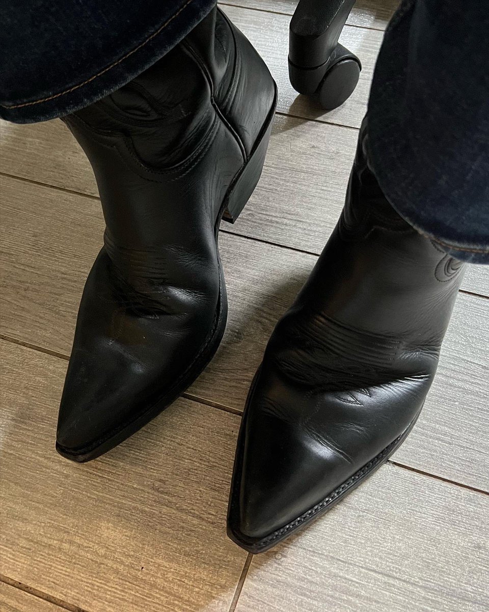 PedalFanYt's tweet photo. About to head out. With the sudden cold front, I feel my pair of #blackSendras are in order. 🖤🖤🖤
#cowboyboots #westernBoots #blackBoots #bootedfeet #blackLeather #basicBlack #happyFeet #sendraBoots #sendra #sendras https://t.co/VNhksBV1gh
