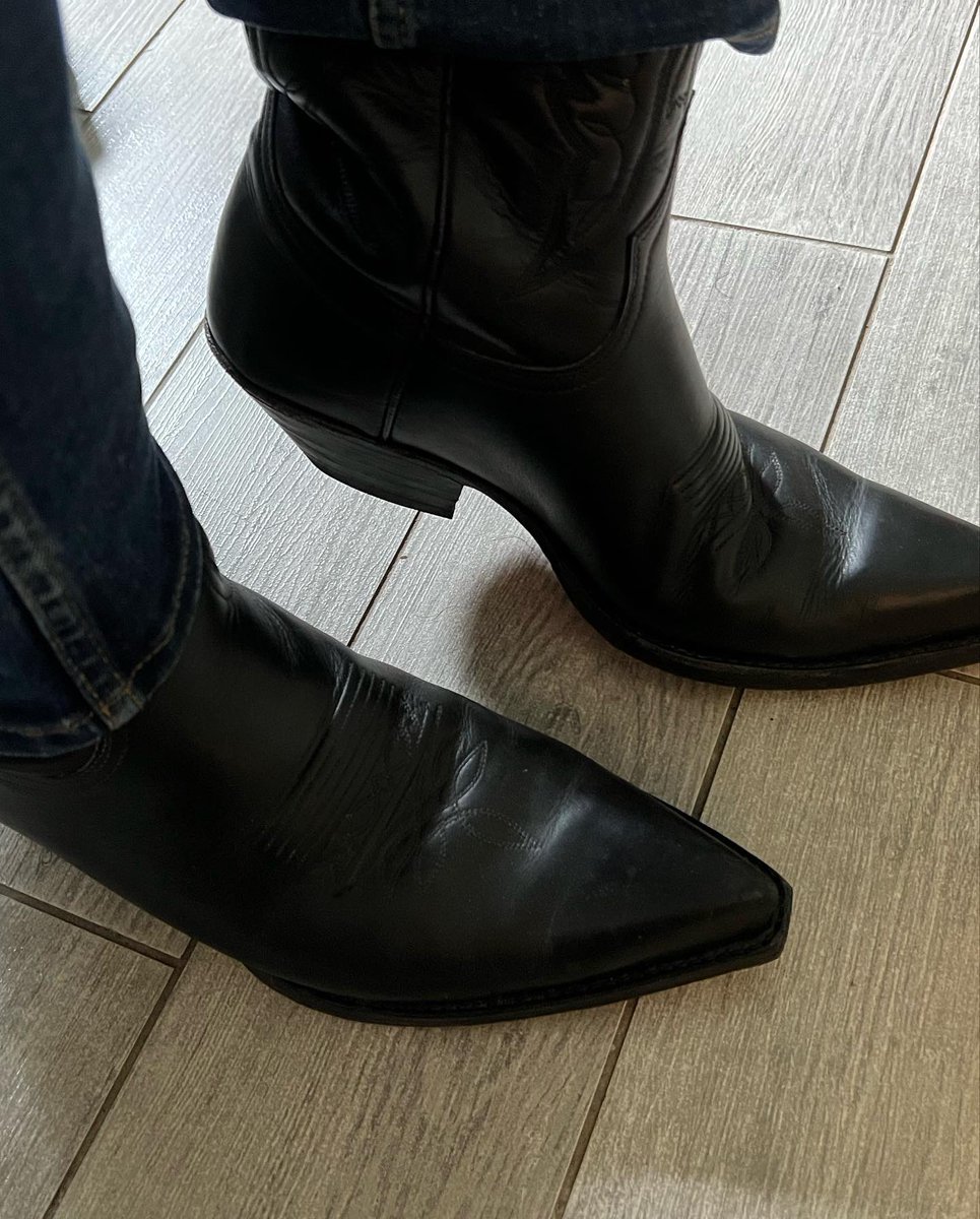 PedalFanYt's tweet photo. About to head out. With the sudden cold front, I feel my pair of #blackSendras are in order. 🖤🖤🖤
#cowboyboots #westernBoots #blackBoots #bootedfeet #blackLeather #basicBlack #happyFeet #sendraBoots #sendra #sendras https://t.co/VNhksBV1gh