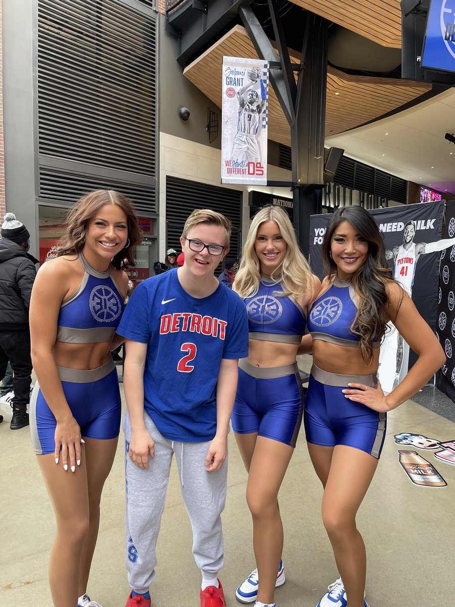 Timsmomrocks's tweet photo. #Pistons Happy 17th Birthday Tim https://t.co/yqqHqnSXlm