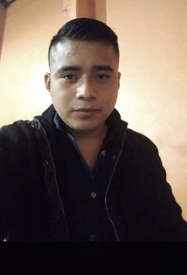 Alguien conoce a este cuate? Me dicen que es militar. Y que está en el DF. Y activo. Y que jala bien. Pero quien me lo paso no tiene ya su celular.