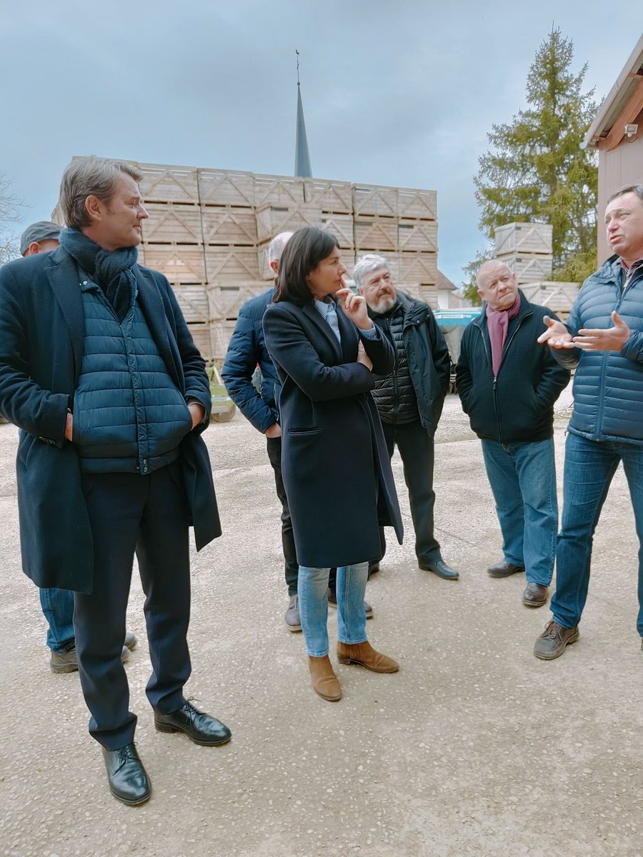 StephanieFrkl22's tweet photo. Après-midi dans le canton de Chavanges avec @francoisbaroin. Visite de l’Earl du Biat, chez Fabien Renard, exploitant agricole à Yèvres-le-Petit. 35 ha de pommes de terres, poules pondeuses,… Une diversification, une agriculture raisonnée.
#agricultureraisonnée #Aube #Chavanges https://t.co/1l0jCzRaPe