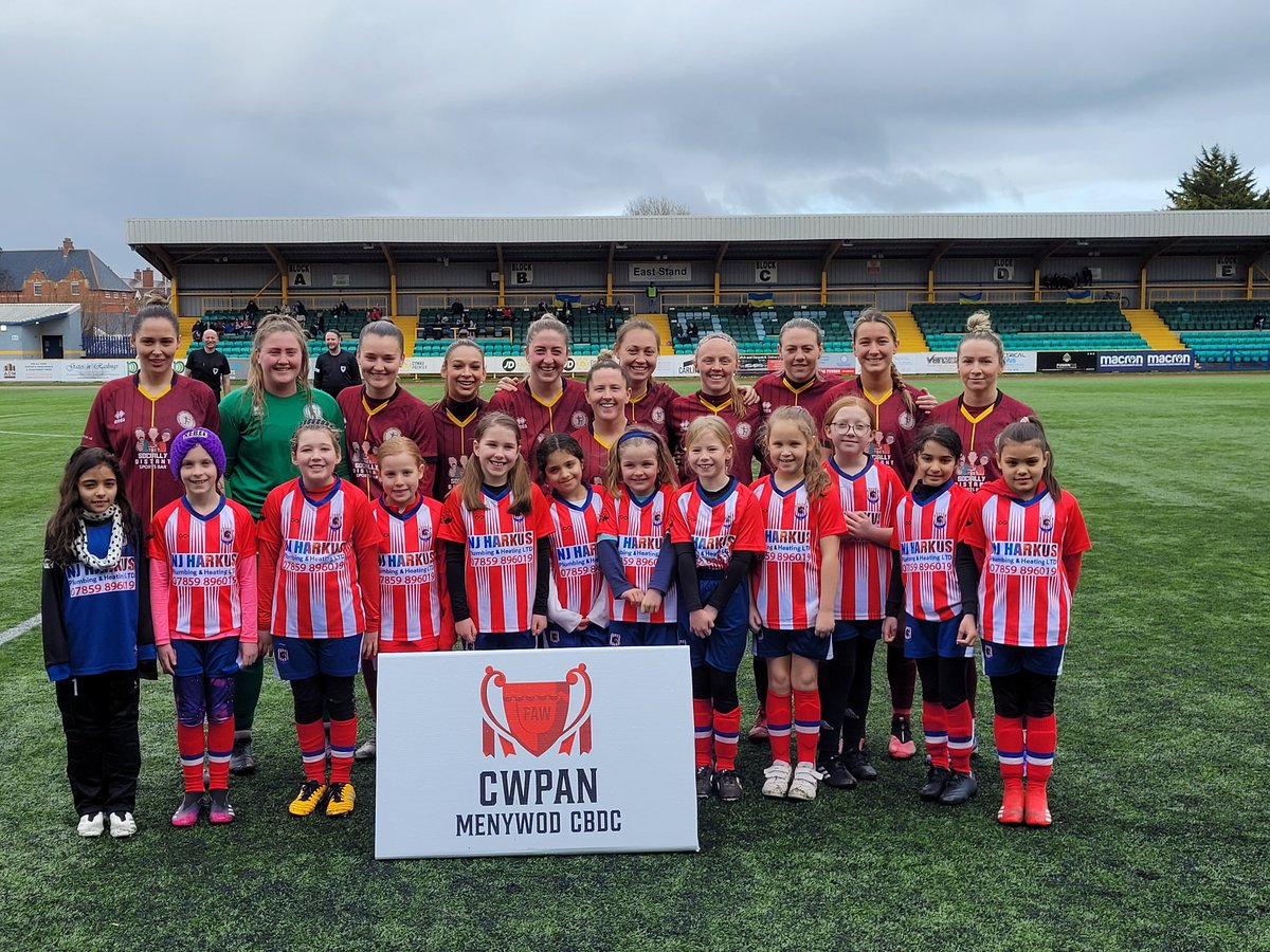 Fantastic day for our U9s today being Mascots for today's Semi Final between @PontyTownAFCW v @CardiffMetWFC The girls loved being part of the set up! Thank you @yzzytaylor @StaceAyling @harris_kerry