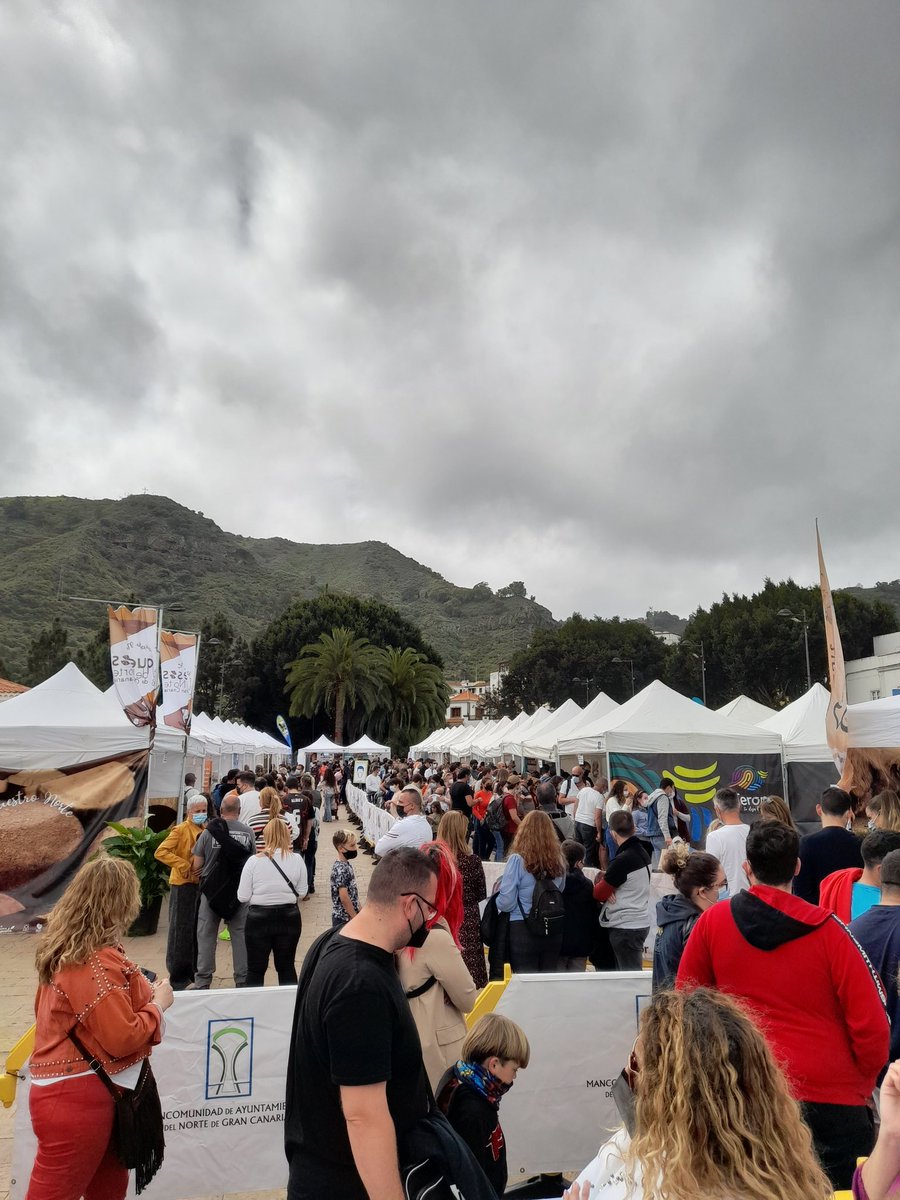 alvarocale's tweet photo. Éxito total en cuanto a público y venta la Feria Europea del Queso en #Teror 
Locales, alguno nacional y extranjero. Lo negativo demasiada gente para la capacidad del evento: atasco para llegar, dificultad para aparcar y larga cola para entrar en el recinto. Lo demás, un éxito. https://t.co/GxoxXnwGsj