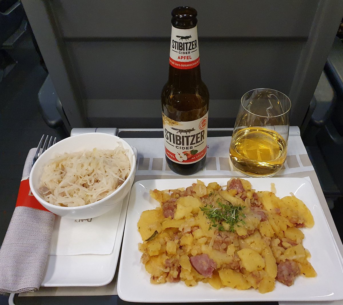 Der_Schwab's tweet photo. Heute gab es Tiroler Gröstl mit warmen Krautsalat. Dazu einen Apfelcider. Mahlzeit aus Villach. @_DiningCar #RJ130 https://t.co/IBWxBaQI0M