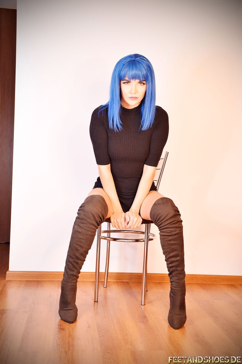 femdomfotode's tweet photo. new #imagesets this sunday of #ladyolga on https://t.co/JSYeidSaqs and #ladykat on https://t.co/OEYzzumWn9 #femdomfotode #feetandshoesde #femdompov #carpetbeater #judge #overknees #highheels https://t.co/awqLAN6piG