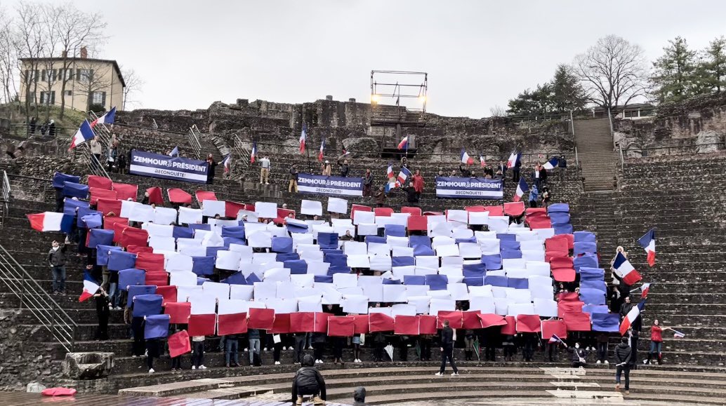 OlivierPIRRA's tweet photo. Quel candidat peut réunir 400 militants à #Lyon un dimanche soir sous la pluie pour clôturer les #48hdelareconquete ? @ZemmourEric bien sûr !!! #OnVaGagner ! #ZemmourPresident https://t.co/BBZCiGmC8p