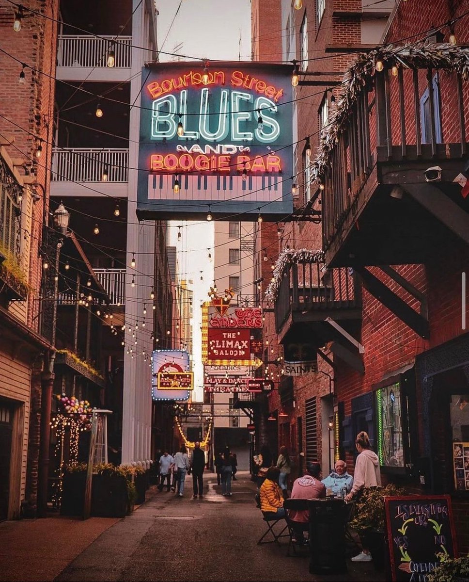 visitmusiccity's tweet photo. This live music 🎶  and these twinkly lights ✨  are right up our alley. 😏

#Nashville #MusicCity 
📸:: Insta / @ snitchnashville https://t.co/394H1MLQ5N