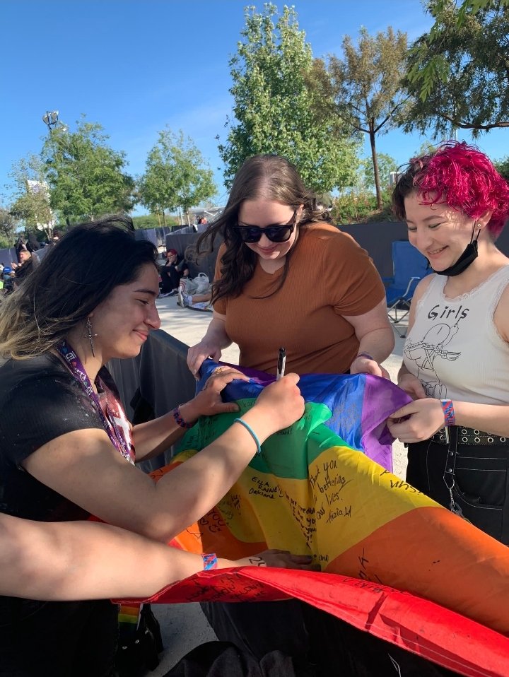 LTflagproject's tweet photo. Our flag made it to LA N1!!! Thank you, @kiwi28cake for your support! If u r going to see Louis tonight, please stop by to take a pic and sign it proudly. This flag will travel to Europe next!!
#theflagproject #LTWTLA @Louis_Tomlinson
@CharlieLighten_
@MarkbrightmanA https://t.co/xMMBNOWDW9