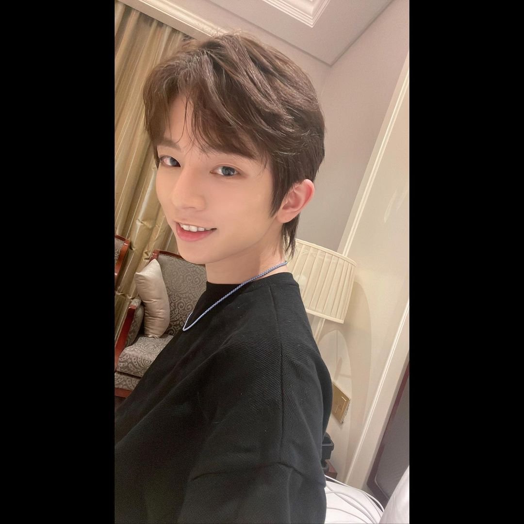 2002Liuguanyou's tweet photo. Guanyou's IG update 03.13.2022💖

"⚪️⚫️⚪️⚫️⚪️⚫️⚪️👻"

🔗https://t.co/8w2v33dn1i
Don't forget to like👍, comment &amp; share🥰

(8 photos in 1 post😍🥰 the selfie king is back😏, cute selfies😁🤳)

(1/2) 
#LiuGuanyou #刘冠佑 #IXFORM https://t.co/Az6sMtlLqs