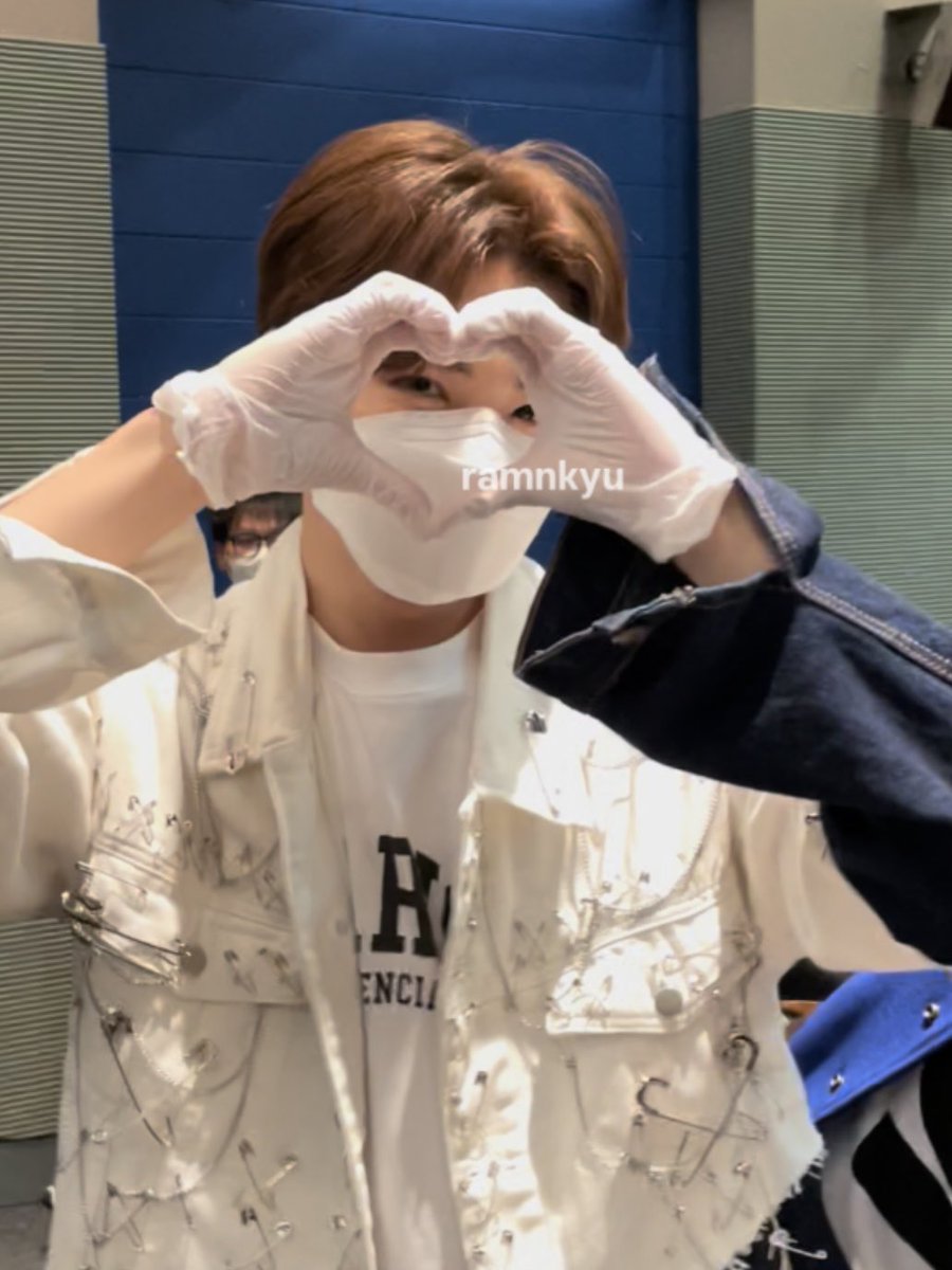 AllAboutJunkyu's tweet photo. this close with junkyu😭😭🖤 https://t.co/tTt1FKF4m1