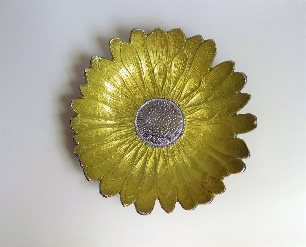 OldMagazin's tweet photo. RT @elementsdeco: Plat en métal en forme de tournesol, coupelle laquée jaune, idée cadeau https://t.co/V6p1Nzno8q via @Etsy #videpoches #tournesol @SpxcRTs @SympathyRTs @SGH_RTs #etsyspecialT #ElementsDeco #wiseshopper #refreshYourDecor @BlazedRTs #Chan… https://t.co/UliVGNvtiQ