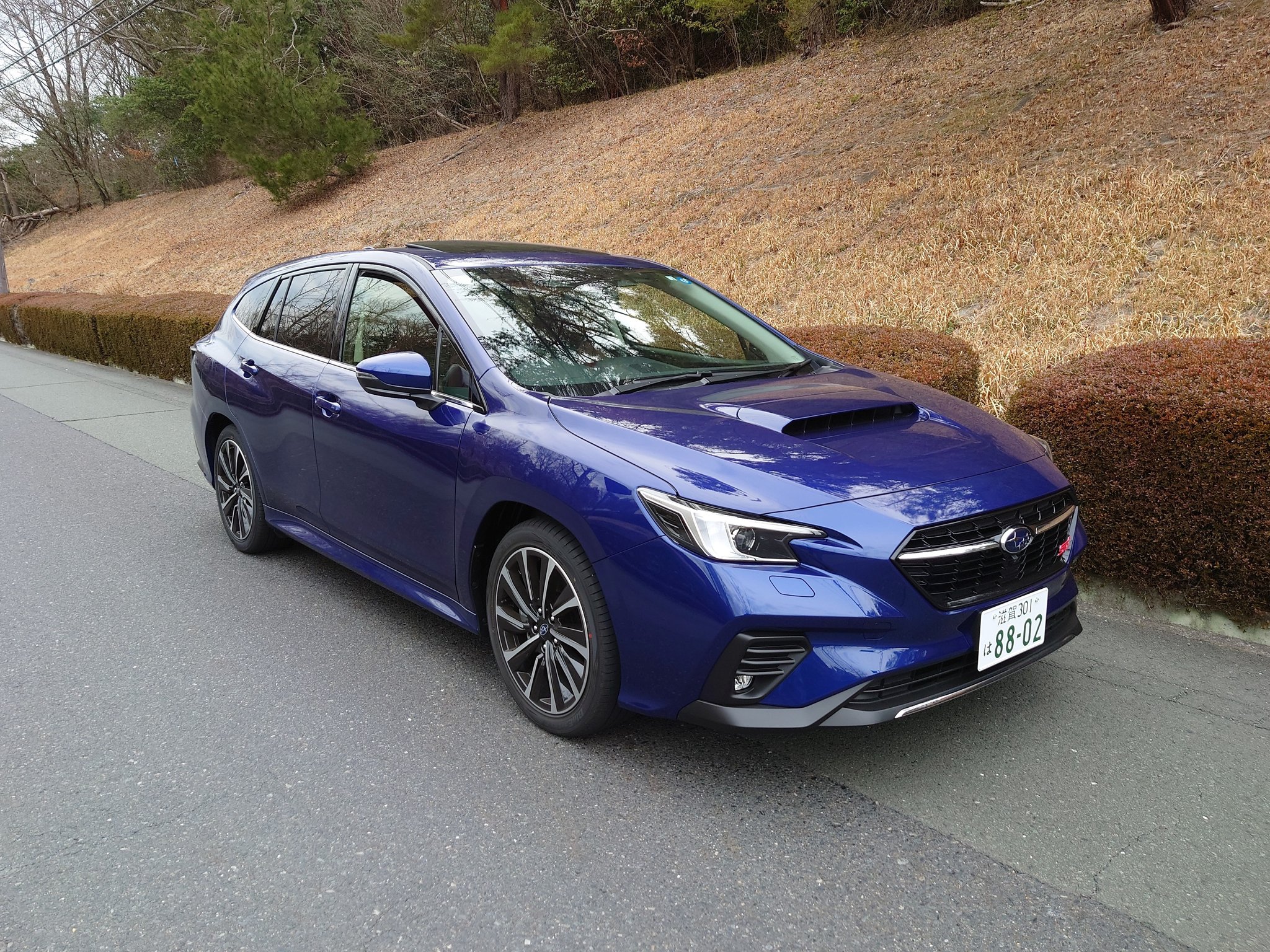 Sigeo レヴォーグ2400試乗させて貰いました サファイアブルーで革サンルーフ仕様とかめちゃめちゃ好みです この色 ショールームに入ってる時は結構紺色感強かったですが外で見ると明るめなんでいい色ですね T Co Hphxyghnin Twitter