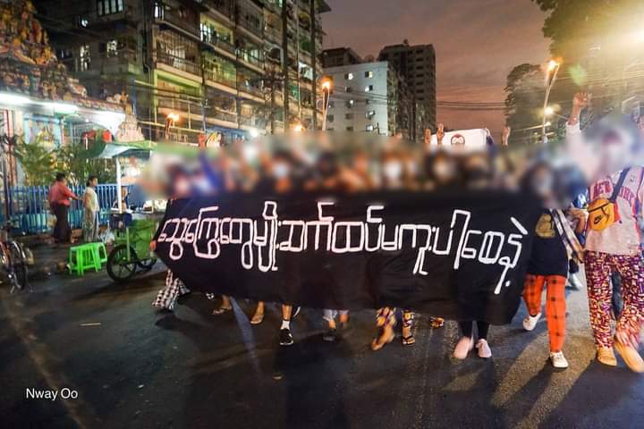 pzl_jourlm's tweet photo. Mingalar Taung Nyut's protest, staging by young activists against junta regime tonight (Mar-13) was cracked and protesters were violently BEATEN and CAPTURED by the junta terrorists wearing plain clothes. Also the nearby civilians on the road and ward were reportedly arrested. https://t.co/TMlsFLWfml