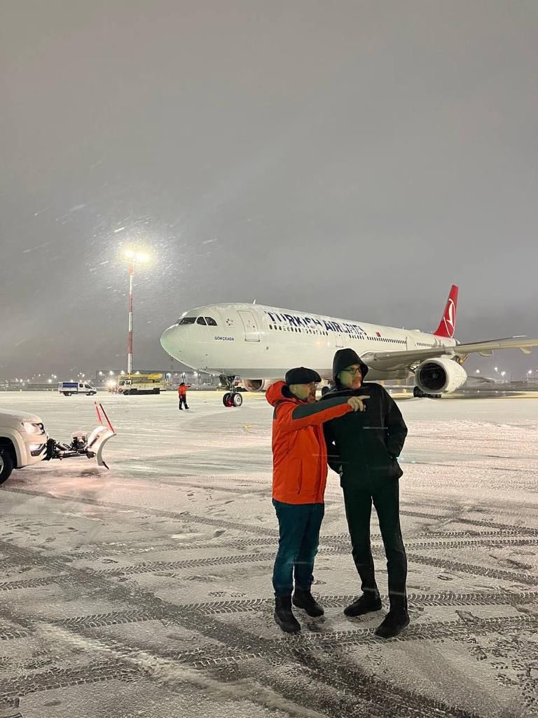 dhmihkeskin's tweet photo. İstanbul Havalimanı'ndaki yoğun kar ve buzlanmaya karşı yürütülen çalışmalarda özverili gayretleriyle 
misafirlerimize konforlu bir yolculuk imkânı sağlayan kıymetli mesai arkadaşlarıma, tüm paydaşlarımıza teşekkür ederim. Elinize, yüreğinize sağlık. https://t.co/BgKYOEPBFK