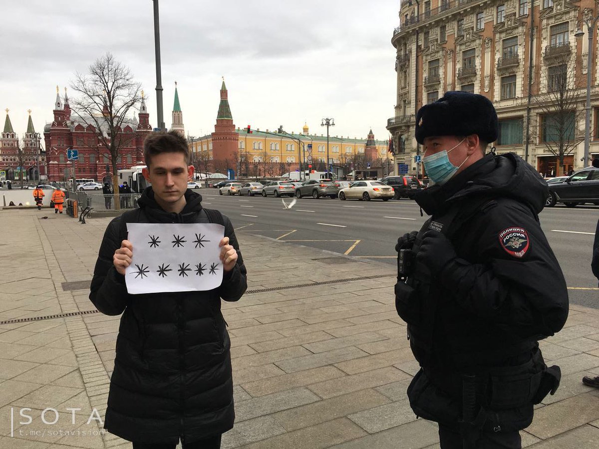 Sota_Vision's tweet photo. На Тверской улице в Москве схвачен пикетчик Дмитрий Резников за плакат

  * * *
* * * * * 

В субботу за такой же плакат на ивановца Михаила Гусева составили протокол о дискредитации армии (ч. 1 ст. 20.3.3 КоАП).

Фото: SOTA. https://t.co/Tmobn0Njwb