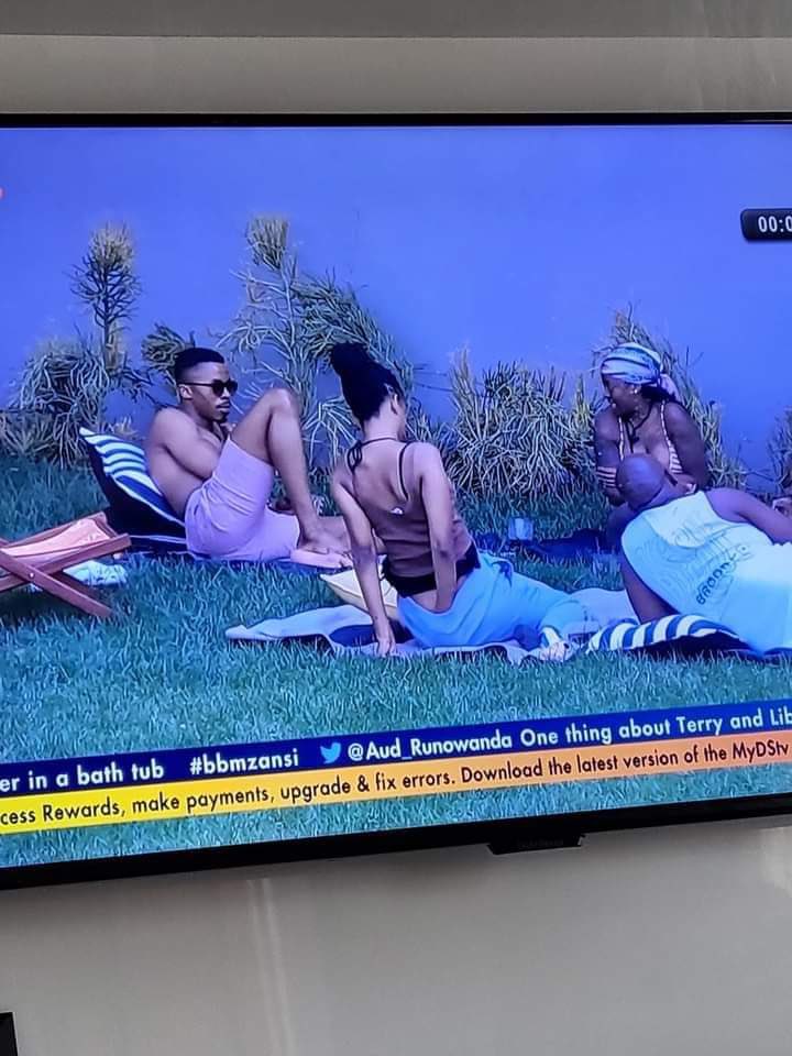 Jameschegs's tweet image. Same gal again?🤔