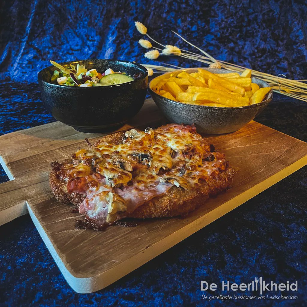 Vanavond genieten van deze heerlijke Schnitzel uit het maandmenu met  champignons, bacon en kaas? Vooraf met Bloemkool Broccolisoep en Maple Pecan caramelroomijs met stroopwafelkruimels en slagroom toe? Of bestel de schnitzel los 😉 . Reserveer een tafeltje via de link in bio.
