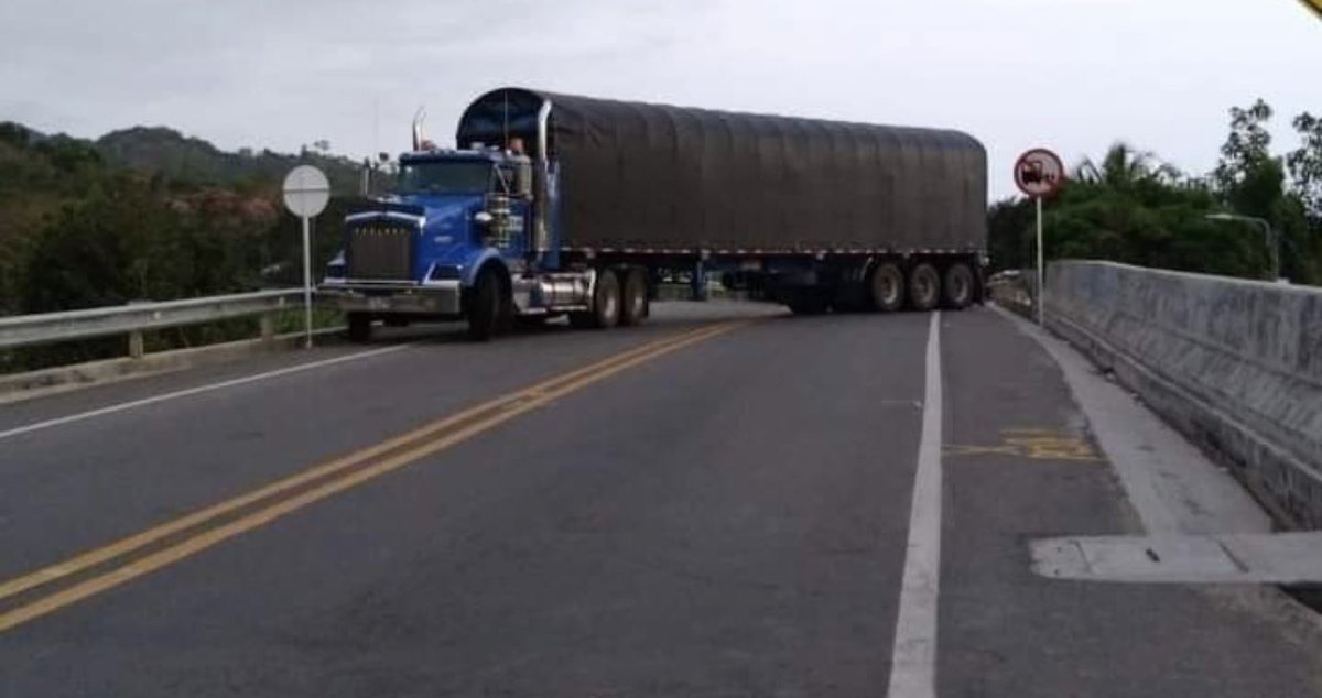 KatiaOspino's tweet photo. #ATENCION ¡en La Guajira está pasando de todo! 
Delincuentes están bloqueando la troncal del Caribe en las vías que conducen al territorio guajiro para evitar que las personas salgan a votar. @PoliciaColombia @FiscaliaCol https://t.co/BAgvvcWLrN