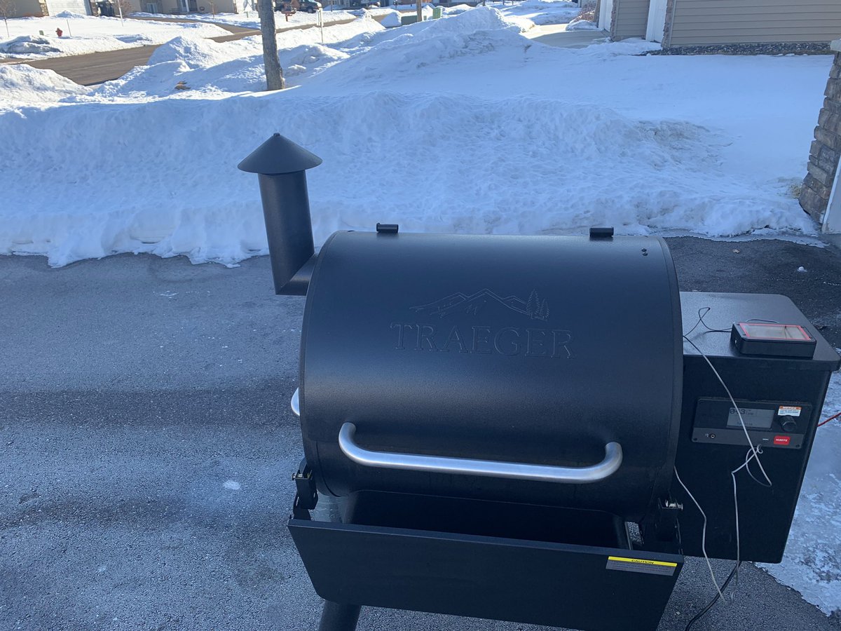 FRZN_Smoke's tweet photo. Got the smoker out and getting after it today #frozensmoke https://t.co/AsEL5zX6EC