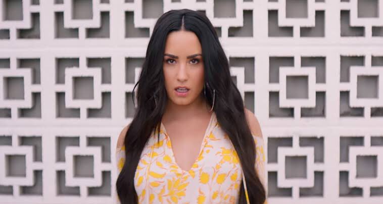 tracklist's tweet photo. I DO IT SOLO! O smash hit “Solo”, parceria de Clean Bandit e Demi Lovato, ultrapassou 900 MILHÕES de streams no Spotify ✨ https://t.co/DIOIRLtoV9
