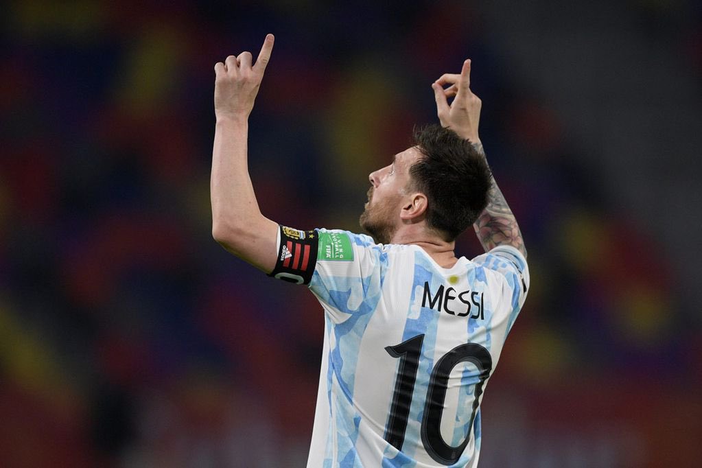 gastonedul's tweet photo. Leo Messi es más grande que el PSG. El mundo mira a Messi y después al PSG.
Puede jugar bien o mal pero, ¿¡ser silbado?! 
Lo que tiene que pasar está claro. https://t.co/lnqQnGFiOZ