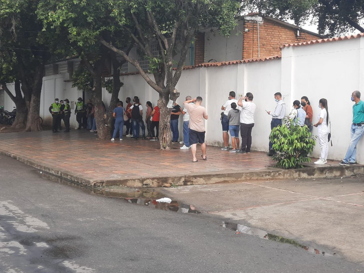 veedorcucuta's tweet photo. Cucuteños le madrugaron a la jornada electoral. Buen clima y presencia masiva de votantes en los diferentes puntos de la ciudad, cuando apenas transcurren las primeras dos horas desde que se abrieron las urnas. https://t.co/UtqwmYSvhZ