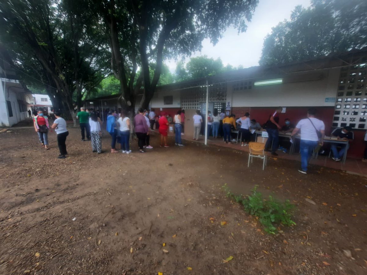 veedorcucuta's tweet photo. Cucuteños le madrugaron a la jornada electoral. Buen clima y presencia masiva de votantes en los diferentes puntos de la ciudad, cuando apenas transcurren las primeras dos horas desde que se abrieron las urnas. https://t.co/UtqwmYSvhZ