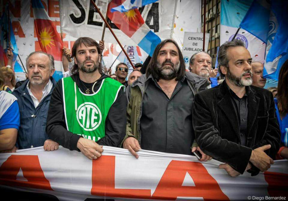 celestequilmes's tweet photo. Repudiamos la provocación a nuestro Sec Roby Baradel
Creemos que este tipo de situaciones violentas y armadas, no favorecen al respeto que nos debemos.
La Gestapo sindical de Macri y Vidal, sirvió para generar el odio que estos personajes expresan contra la dirigencia sindical. https://t.co/STpvh8yG25