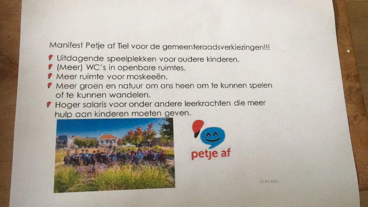 Vandaag het manifest van Stichting Petje Af mogen ontvangen van een grote groep kinderen in raadzaal @tiel. Hierop staan een aantal vragen die goed realiseerbaar zijn in Tiel. Misschien mag dit manifest opgehangen worden in de Raadszaal? <a href="/stichtingpetjea/">stichtingpetjeaf</a> <a href="/HansBeenakker/">Hans Beenakker</a>