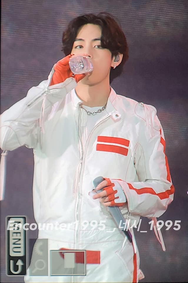lys_206's tweet photo. uống nước có cần quyến rũ z k chời 😌😌
PTD on Stage Seoul - DAY 3 
BTS V - Kim Taehyung💜💜💜
#thankyouBts #BTSV #PTD_ON_STAGE_SEOUL_day3 #WeLoveYouBTS #PTD_ON_STAGE_SEOUL https://t.co/k1LYYDyqi6
