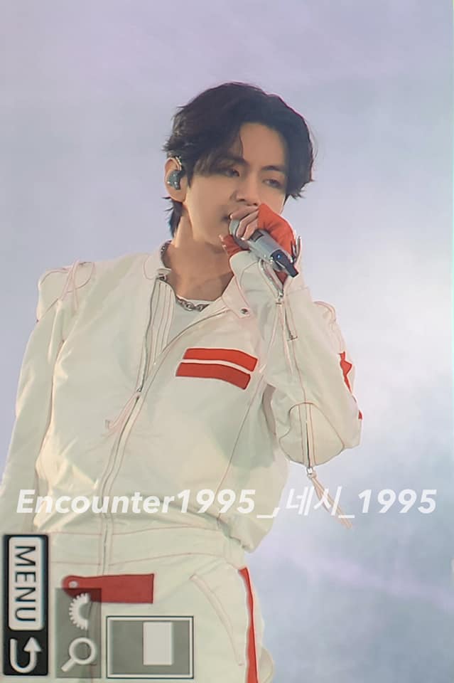 lys_206's tweet photo. uống nước có cần quyến rũ z k chời 😌😌
PTD on Stage Seoul - DAY 3 
BTS V - Kim Taehyung💜💜💜
#thankyouBts #BTSV #PTD_ON_STAGE_SEOUL_day3 #WeLoveYouBTS #PTD_ON_STAGE_SEOUL https://t.co/k1LYYDyqi6