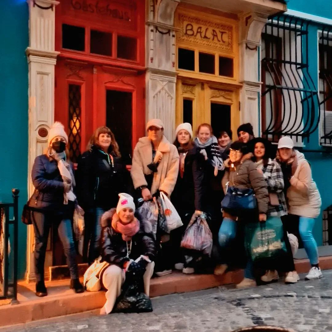 Cmvc_Bursin's tweet photo. En los tiempos que corren se agradece tener a gente capaz.

de inventarse cualquier excusa para que nos volvamos a ver.

de convertir lo más simple en un planazo.

Y sólo pido que siempre nos tengamos.
Que nunca nos faltemos. 

Gracias por este increíble viaje 🇹🇷

Os quiero 🤍🤘🏻 https://t.co/Q0LdqegGDb