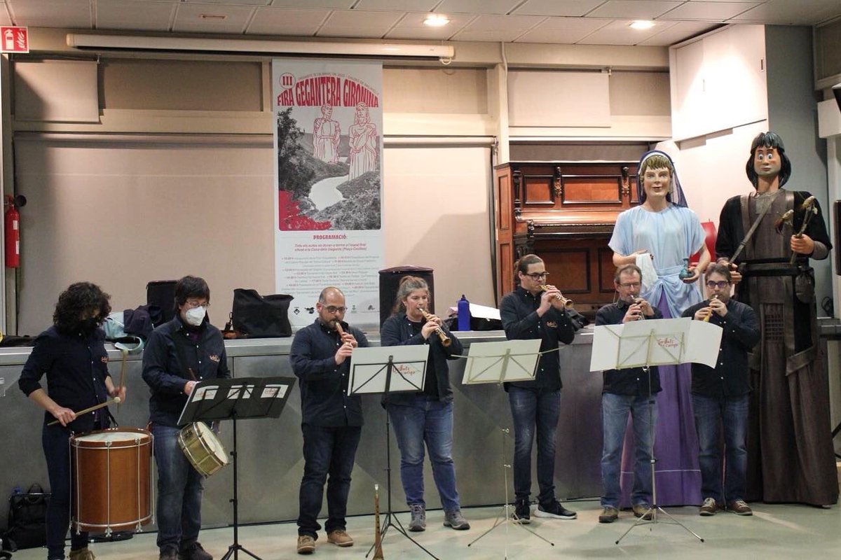 Petits moments de l’audició dels balls comarcals a la #firageganteragironina de #CaldesdeMalavella . Moltes gràcies per l’escalfor (tot i ser un dia plujós 🙄) @gegantscaldes <a href="/gegantsgironins/">Gegants Gironins</a> #gegantscaldesdemalavella #gegantsgironins #grillatsambcanya #músicatradicional