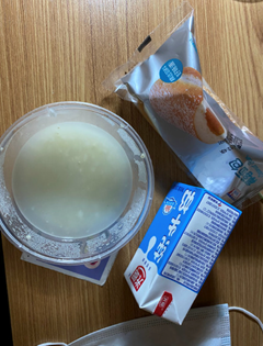 IgorDaz11's tweet photo. breakfast + lunch
the bed is hard
Back pain after waking up https://t.co/PlkmD3PJaL