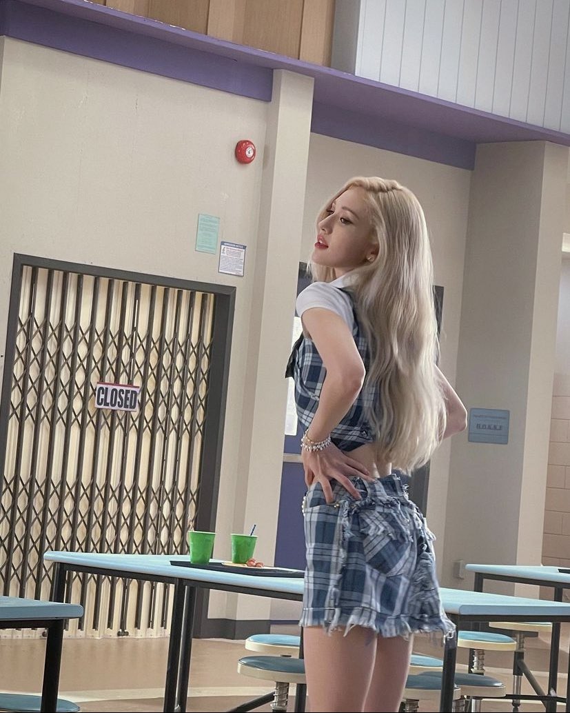 somithinker's tweet image. this look of somi is so superior