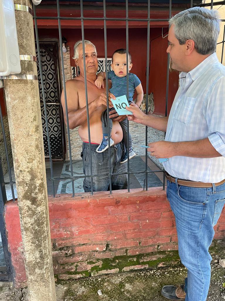 carlosilva_50's tweet photo. Junto a compañeros de @Lista50 caminamos por el barrio Ceibal, excelente recepción de los vecinos a la papeleta celeste
Seguiremos recorriendo Salto para el 27 de marzo no volver atrás, defende tu libertad. #VotaNOderogar @LuisLacallePou @AlvaroDelgadoUy @CarlosAlbisu https://t.co/E0bvIGHS0q