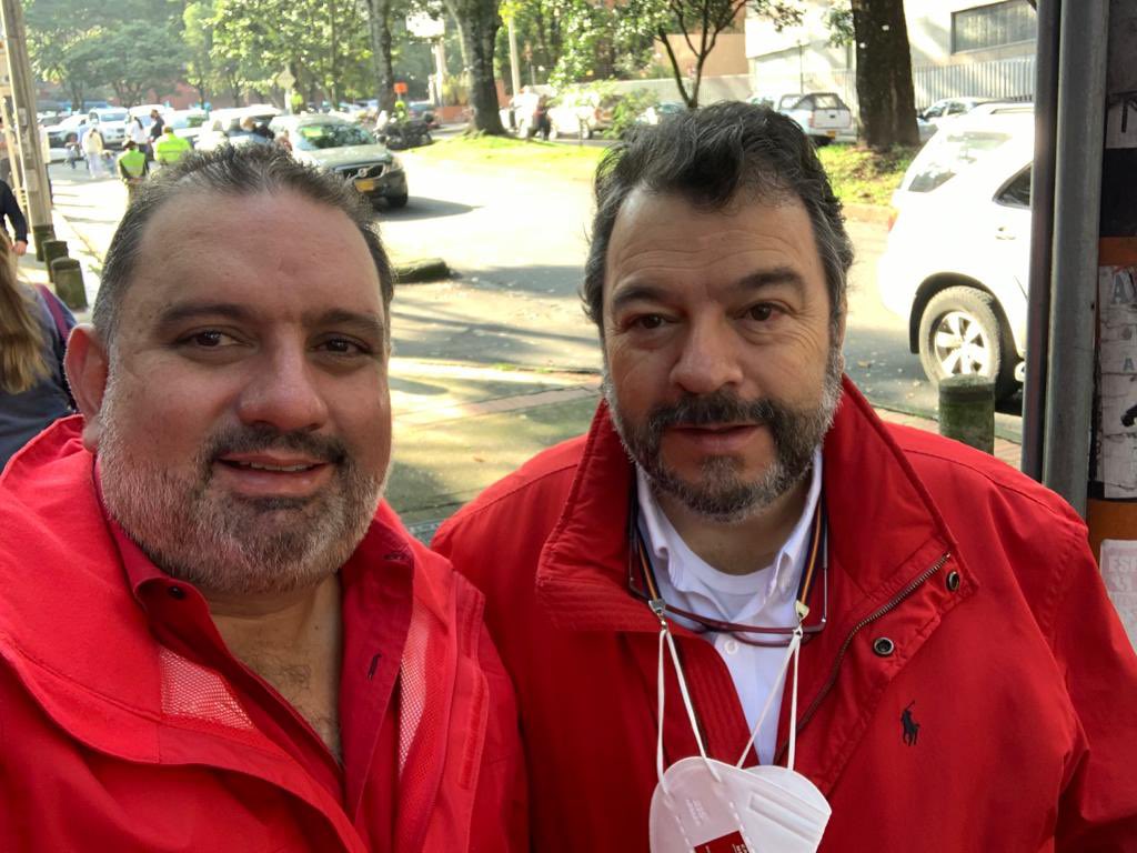 afvillamizar's tweet photo. Arrancamos temprano la jornada histórica acompañando a votar a nuestros queridos @NegretCarlosA y @gperezflorez En horas de la tarde la maravillosa y joven candidata @AngeMartinezT ejercerá su derecho Vamos por la Victoria!! #EsConGalan @NvLiberalismo @juanmanuelgalan https://t.co/5OyGPZmRYT