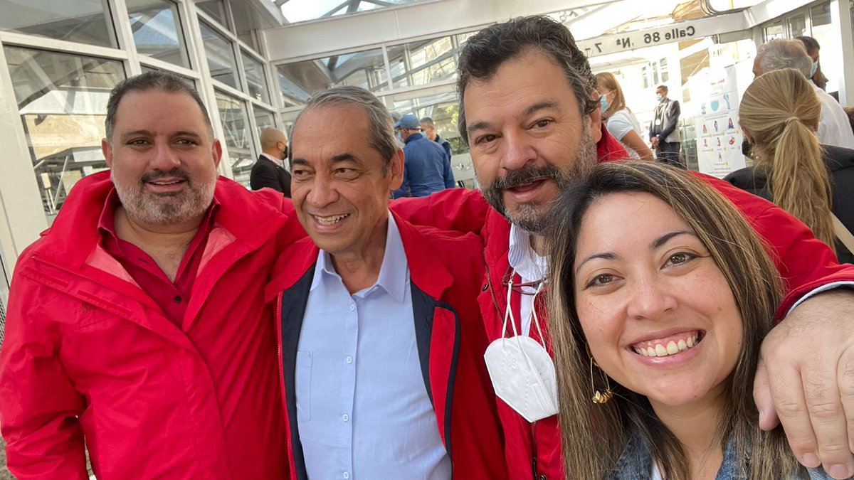 afvillamizar's tweet photo. Arrancamos temprano la jornada histórica acompañando a votar a nuestros queridos @NegretCarlosA y @gperezflorez En horas de la tarde la maravillosa y joven candidata @AngeMartinezT ejercerá su derecho Vamos por la Victoria!! #EsConGalan @NvLiberalismo @juanmanuelgalan https://t.co/5OyGPZmRYT