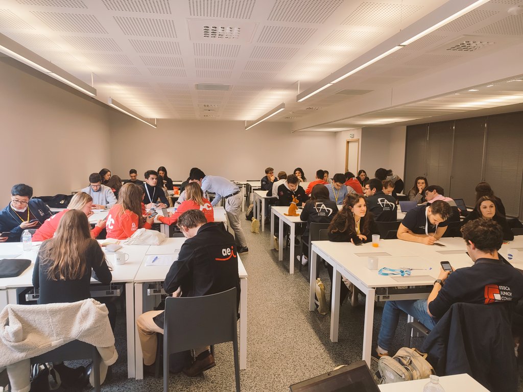 Merci à <a href="/envolJE/">ENVOL Junior Etudes</a>, J.E. de l'<a href="/enacfrance/">ENAC</a> ✈️ pour l'organisation du #CRPSO22 <a href="/cnje/">Junior-Entreprises</a>. Avec Louis, nous avons eu plaisir d'animer la formation <a href="/EYRecrute/">EY Recrute</a> "Gérer l'image de marque de sa Junior-Entreprise".
A bientôt au #CNE22 ! 🥂 #tellmEY