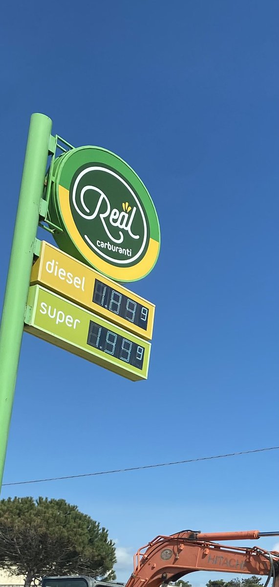 RoccoStorella's tweet photo. Prima eravamo i più costosi!!! Oggi per scelta abbiamo deciso di non acquistare più carburanti!! Il prezzo deve tornare com’era… insieme possiamo ❤️ https://t.co/qUU61QiVMr